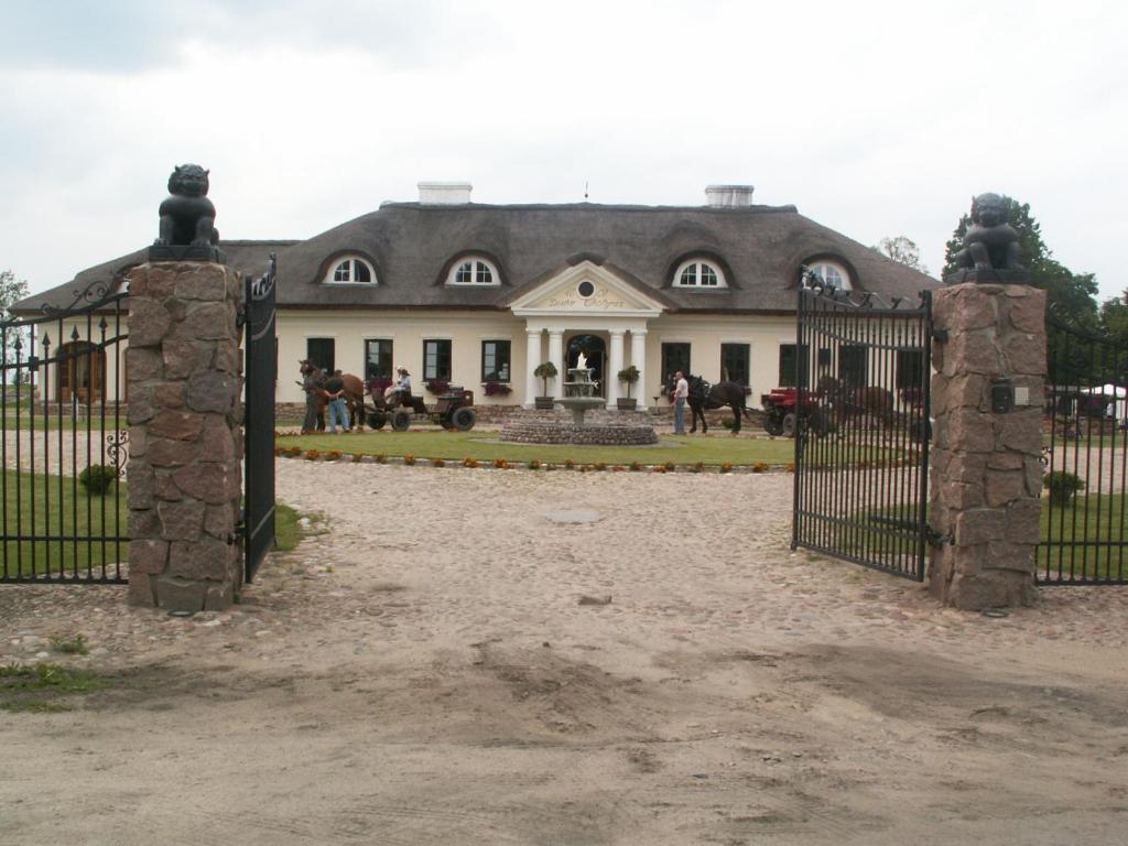 Dwor Chotynia Hotel Exterior foto